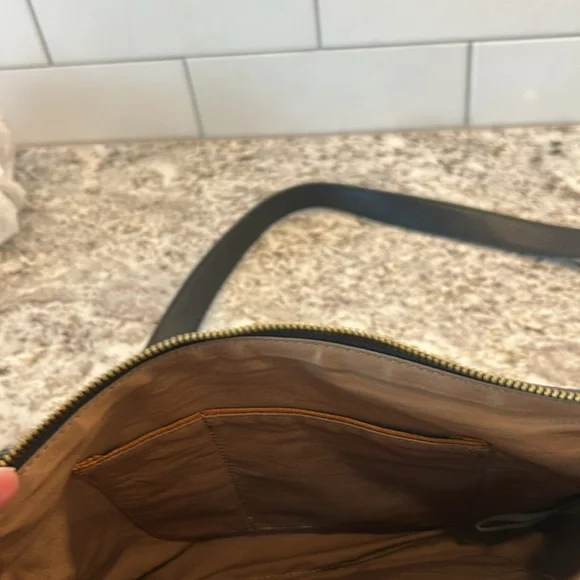 HOBO black pebbled leather crossbody bag w/ adjustable 24-27 in strap - Picture 6 of 8